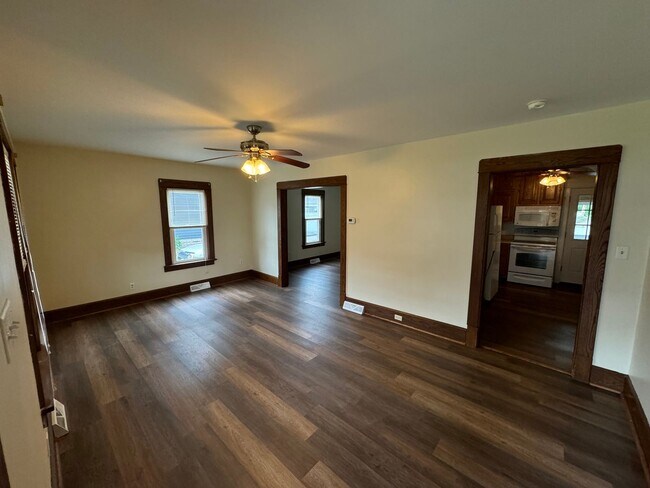 Building Photo - SINGLE FAMILY HOME MOVE IN READY
