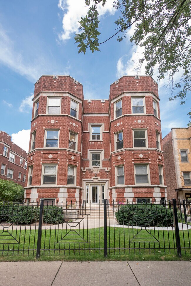 Edificio con patio y entrada segura - 1332 W Greenleaf Ave