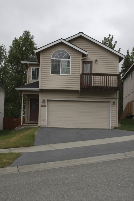 Foto principal - 3 Bedroom Eagle River Home w/ a Fenced Yard!