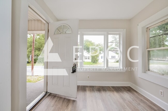 Building Photo - 1218 E Washington St