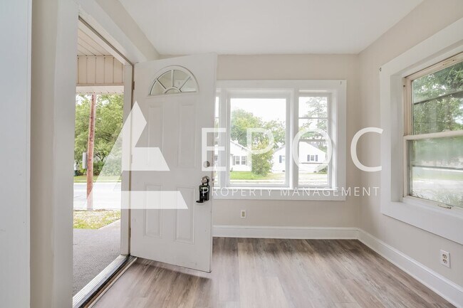 Foto del edificio - 1218 E Washington St