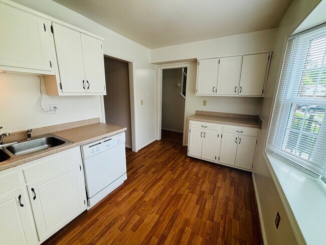 Foto del edificio - 3 Bedroom 2 Full Bathrooms 2 Half Bathrooms Townhouse