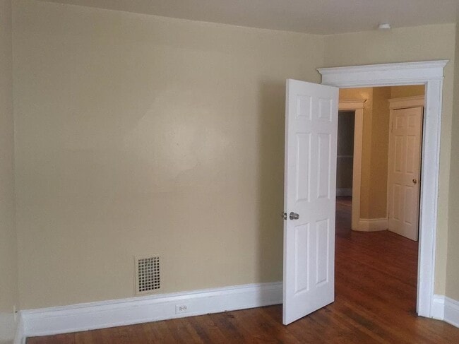 Building Photo - 529 Parsells Ave