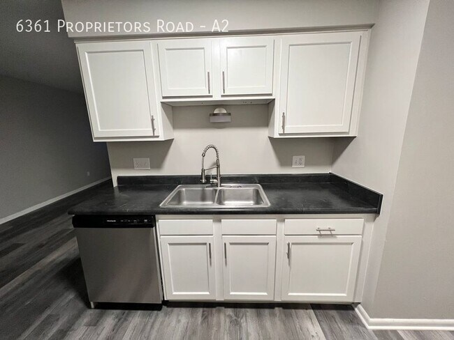 Building Photo - Worthington- Two Bedroom Garden Apartment