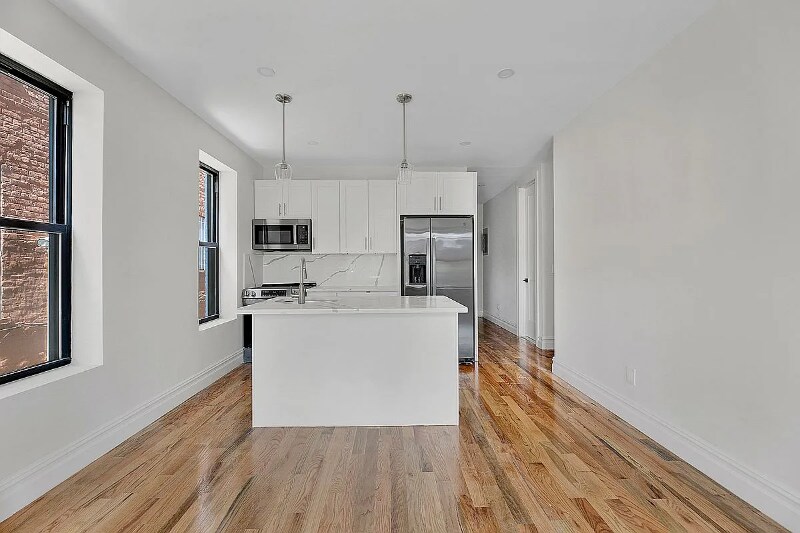 Foto principal - 694 Ashford St