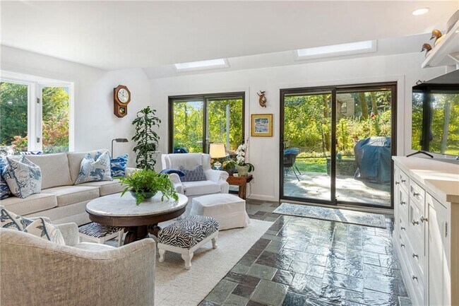 Foto del edificio - 140 Connection St