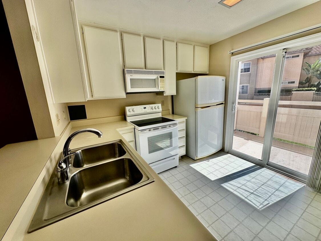 Foto principal - Spacious La Jolla 2BR/1.5BA Townhouse with...
