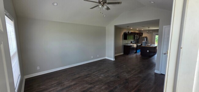Foto del edificio - 285 Creekwood Ave