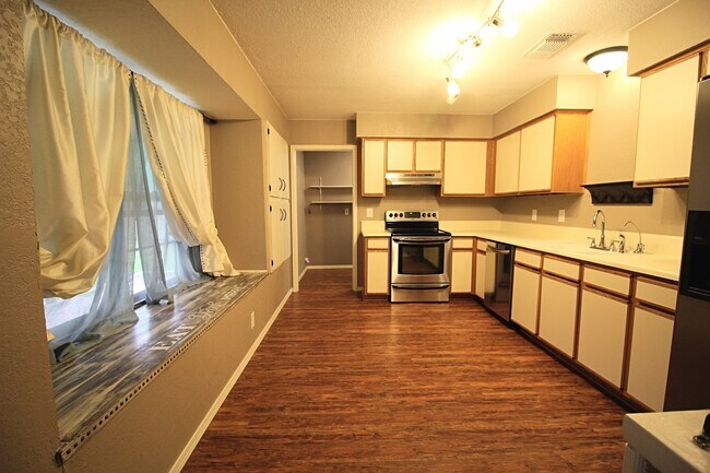 Foto del edificio - 3 BD 2 BA AVAILABLE JUNE!! NEAR LOOKOUT RD