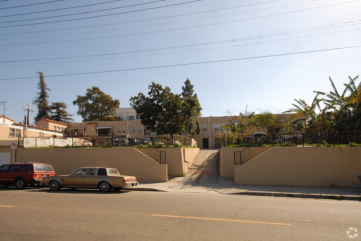 Foto del edificio - 212-226 N Benton Way