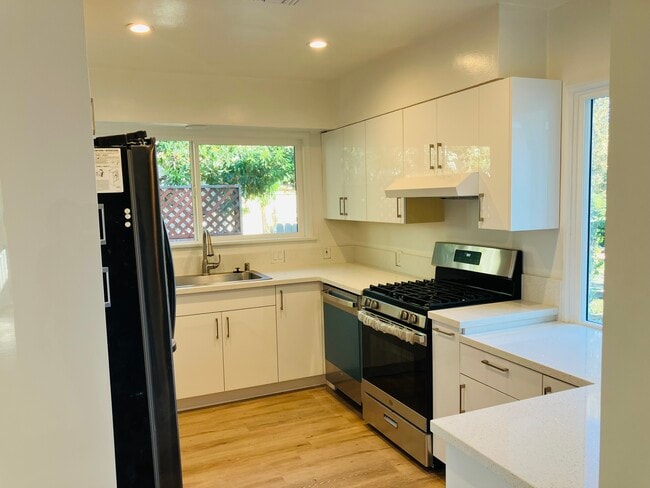 Building Photo - 15025 Leadwell St