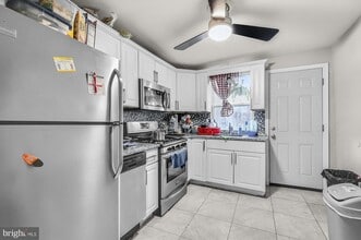 Building Photo - 443 Emily St