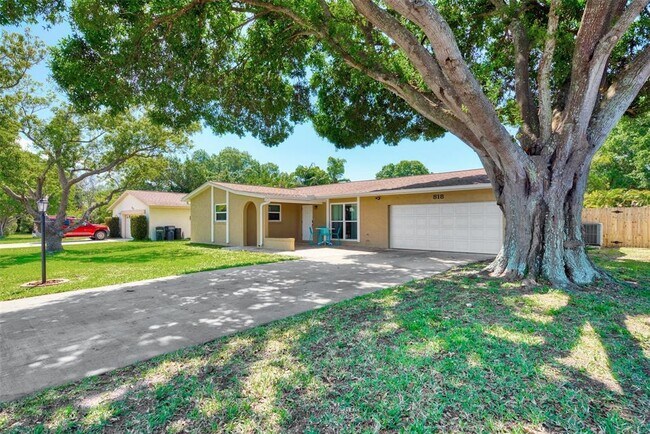 Building Photo - 818 Plum Tree Ln