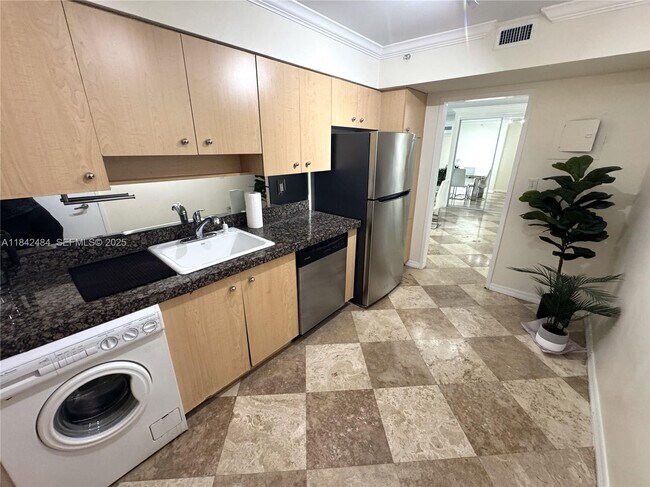 Foto del edificio - 9195 Collins Ave