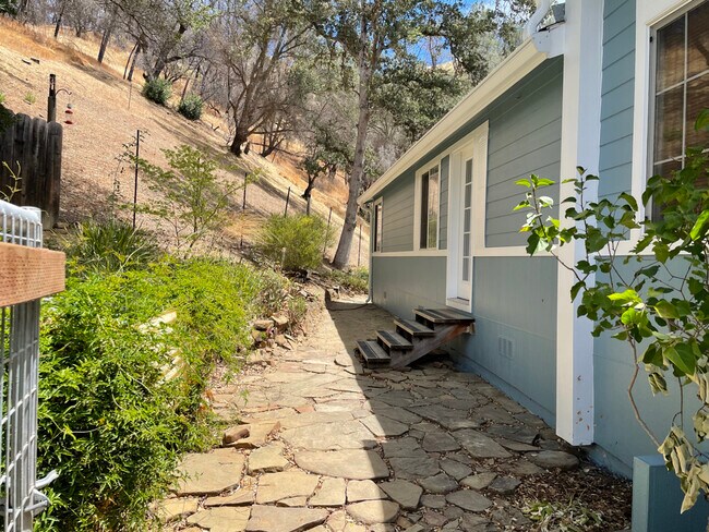 Side yard, and entrance to bedroom 1. - 1018 Arroyo Grande Dr