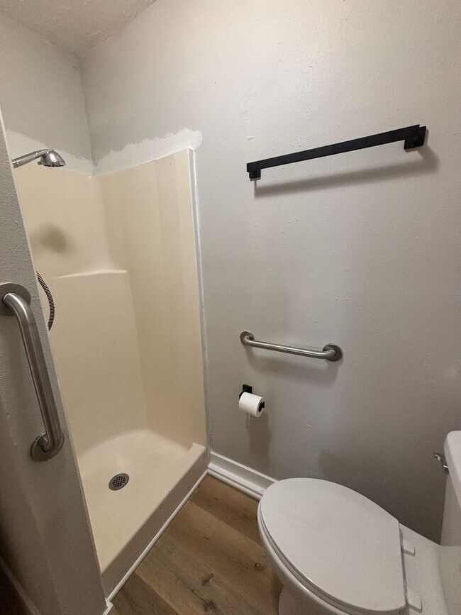 Foto del edificio - Newly Renovated 2 Bed 1 Bath Apt Move In Special!!