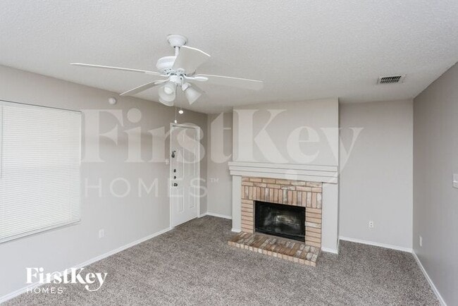 Foto del edificio - 8709 Saddle Ridge Cir