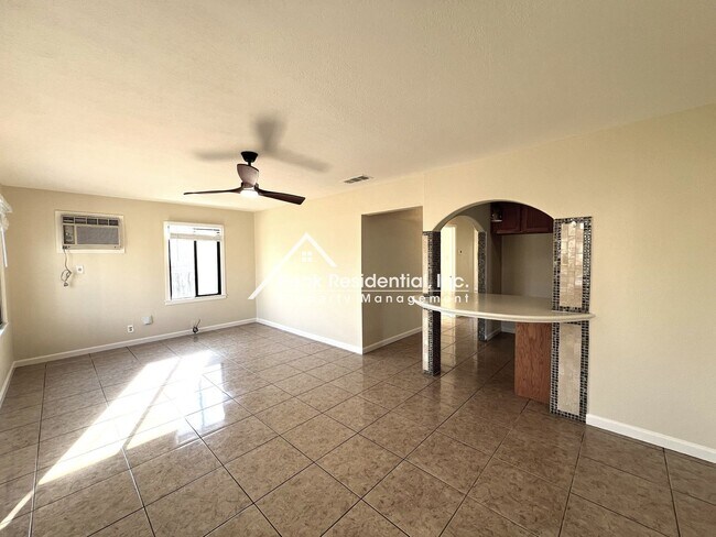 Foto del edificio - Fruitridge Manor 3bd/1ba House with Garage