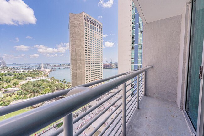 Foto del edificio - 325 S Biscayne Blvd