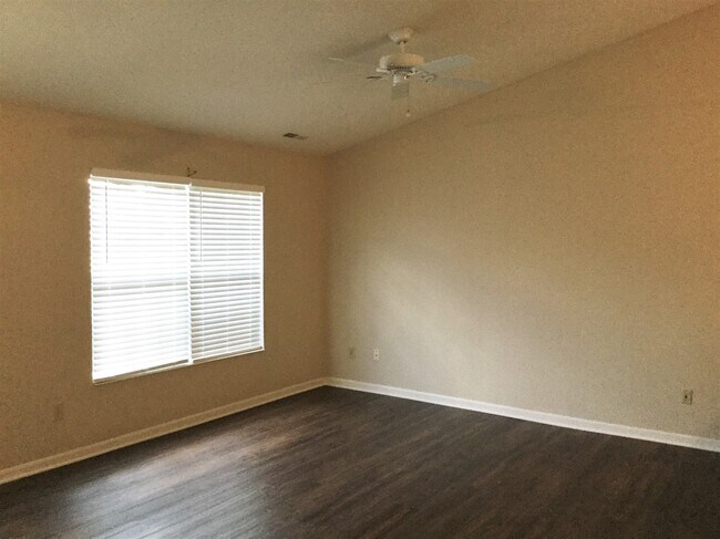 Foto del edificio - 3311 Whispering Woods Drive