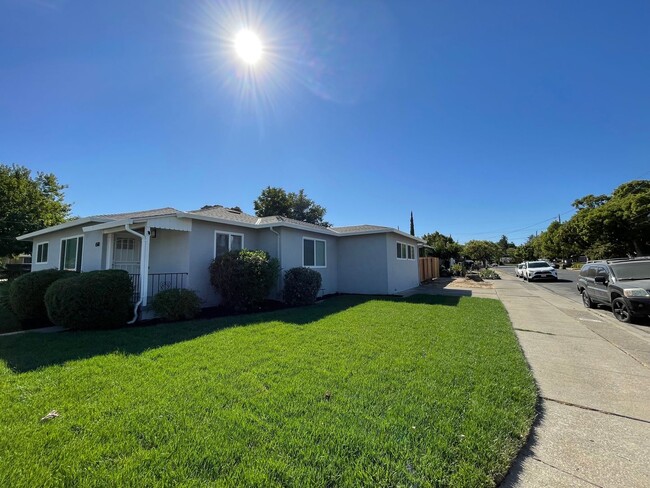 Foto del edificio - Huge yard with 4 car garage! Newly Remodel...