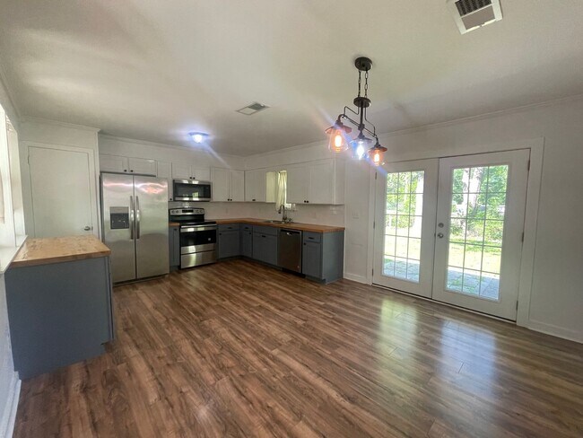 Building Photo - Near Cross Lake! Don’t miss out!