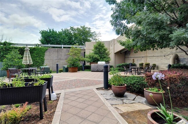 Foto del edificio - 221 W Lancaster Ave