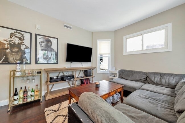 Foto del edificio - 770 Columbia Rd