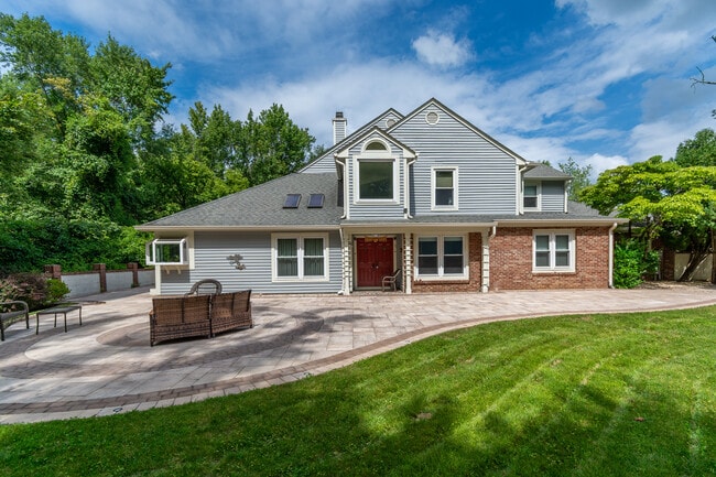 Large patio and grass area to enjoy - 5 Nottingham Cir