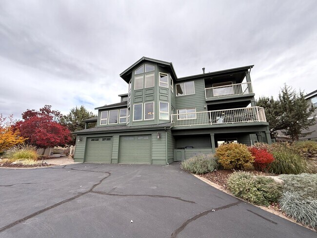 Building Photo - GORGEOUS EAGLE CREST HOME WITH TONS OF AMENITITES!