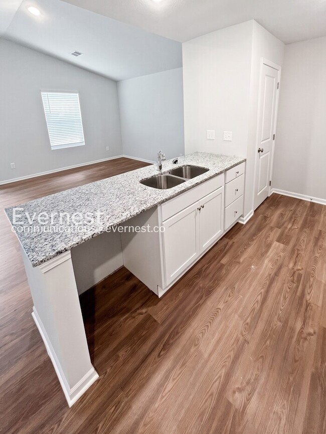 Building Photo - Cozy 4-Bedroom Home with Modern Amenities / Pet-Friendly / Available Now!