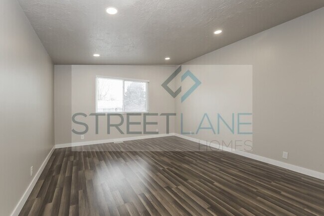 Building Photo - REDUCED!