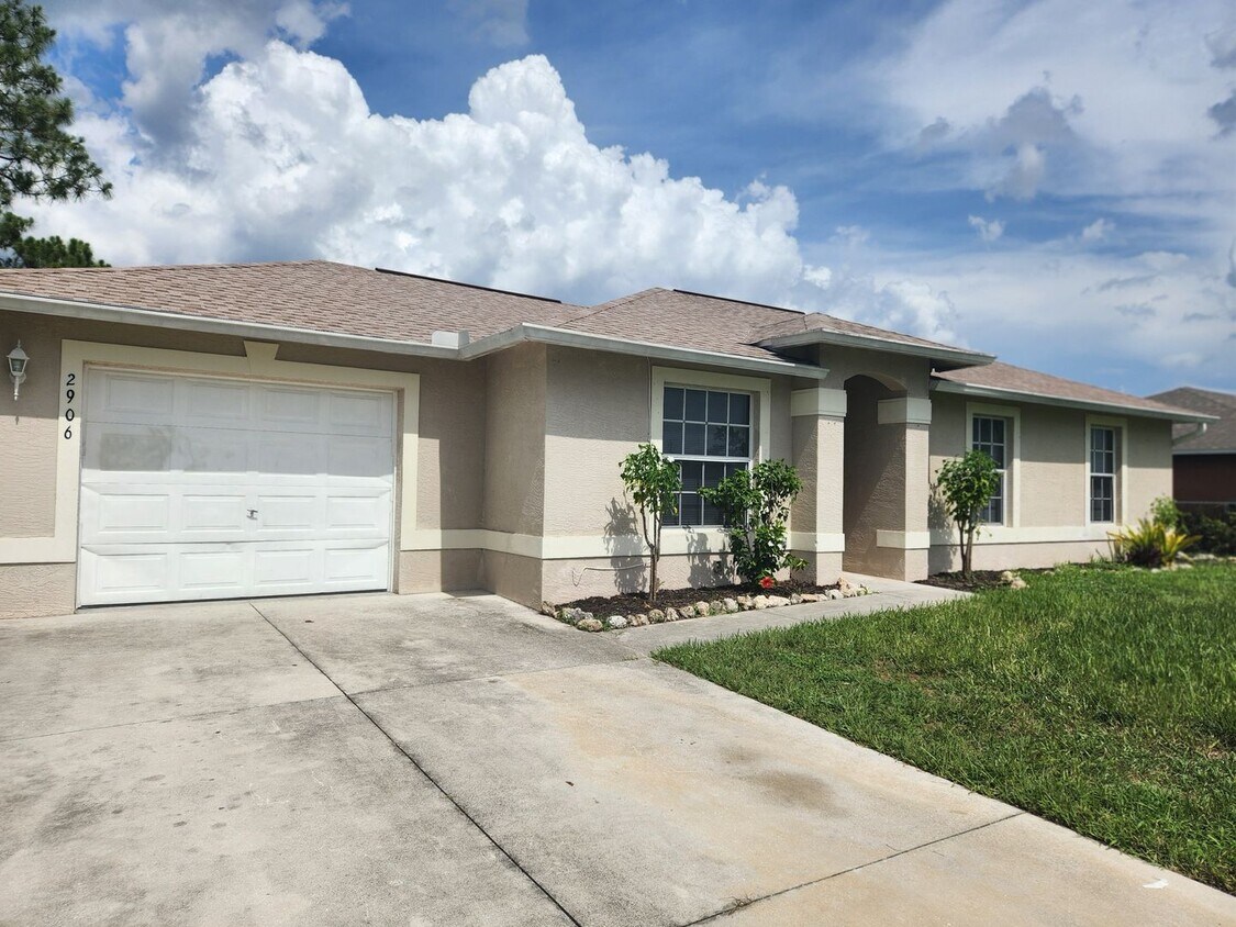 Foto principal - 2906 Nora Ave N