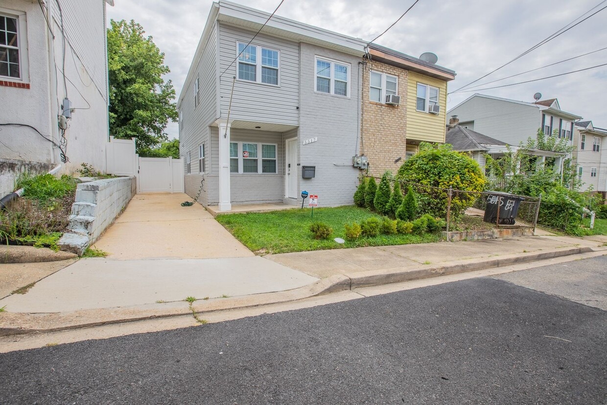 Lovely 3 BR/2.5 BA End Unit Townhome in Deanwood! - Lovely 3 BR/2.5 BA End Unit Townhome in Deanwood!
