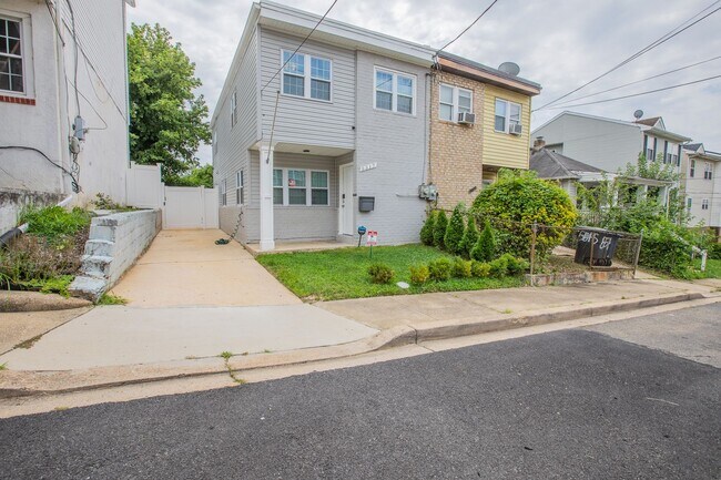Lovely 3 BR/2.5 BA End Unit Townhome in Deanwood! - Lovely 3 BR/2.5 BA End Unit Townhome in Deanwood!