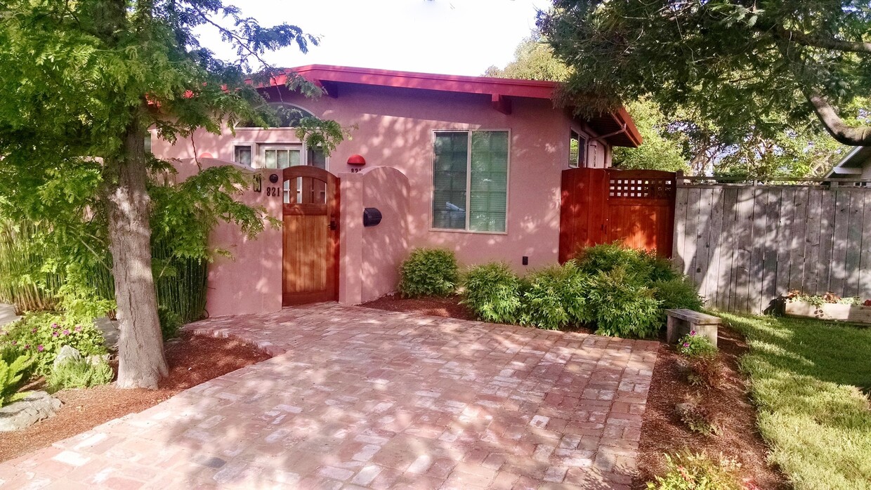Primary Photo - STUNNING RECENTLY REMODELED ONE BEDROOM UN...