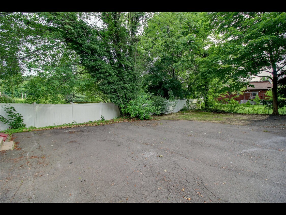 31 Monroe St, Branford, CT 06405 Apartments in Branford, CT