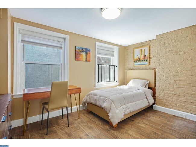 Interior Photo - 4 S Strawberry St