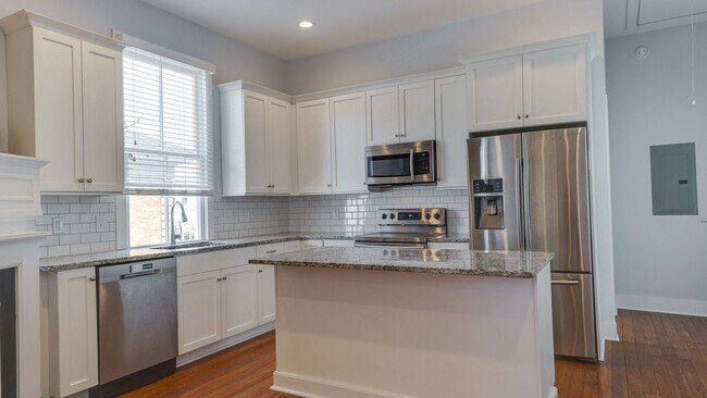 Foto del edificio - 3 Bedroom 3 Bath Apartment (October) Downt...