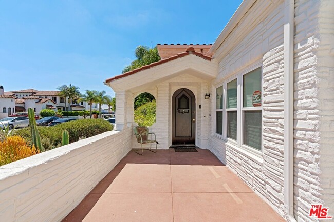 Building Photo - 337 N La Jolla Ave