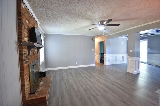 Foto del edificio - 3 Bedroom and 2 Bath Home- Updated (Pets C...