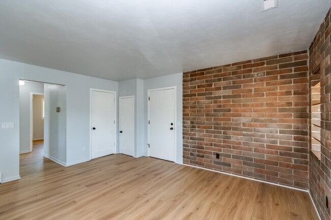 Building Photo - 236 N Fair Oaks Ave