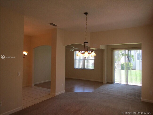 Building Photo - 827 SW Lake Charles Cir
