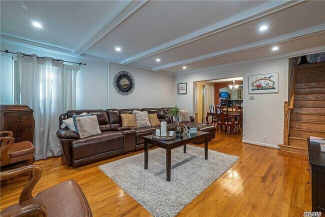 Foto del edificio - 90-42 209th St