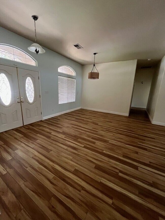 Foto del edificio - 15321 Lake Berryessa Ct