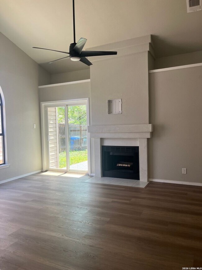 Foto del edificio - Remodeled 4 Bedroom Home with 2 Car Garage in Northwest San Antonio