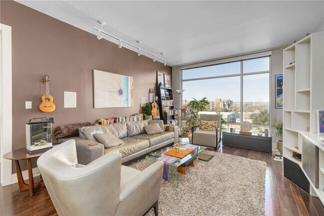 Building Photo - 210 Lee Barton Dr