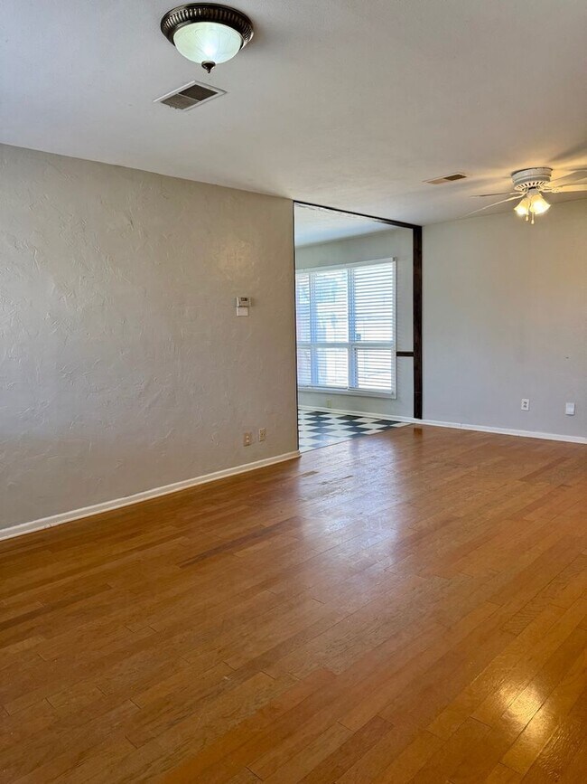 Building Photo - Cute Home On Corner Lot Near Covenant Hosp...
