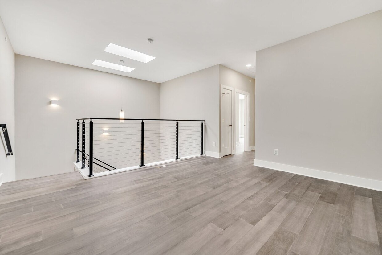 Foto principal - Absolutely STUNNING 3 Bed/ 4 Bath Townhous...