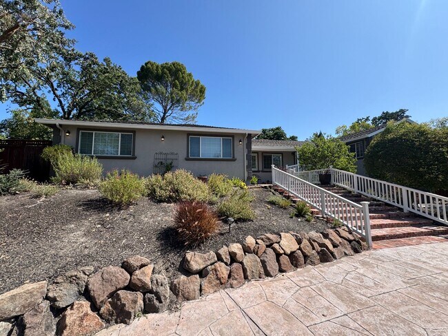 Building Photo - Gorgeous updated single level home in S.Wa...
